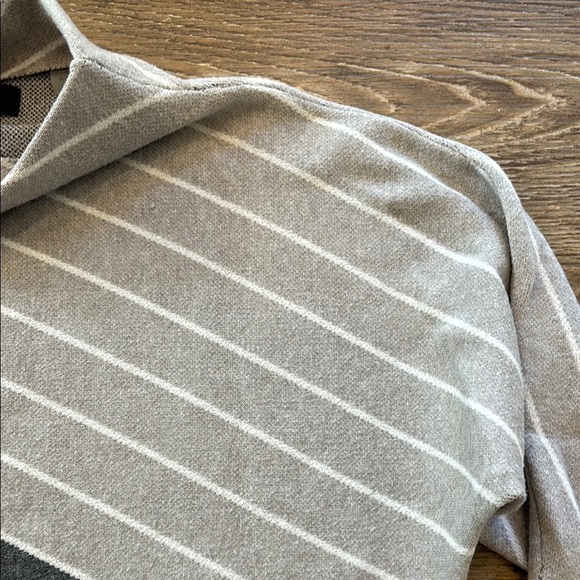 Tahari Women’s Size M Long Sleeve Gray Stripped Mock Neck Pullover Sweater - Picture 4 of 7